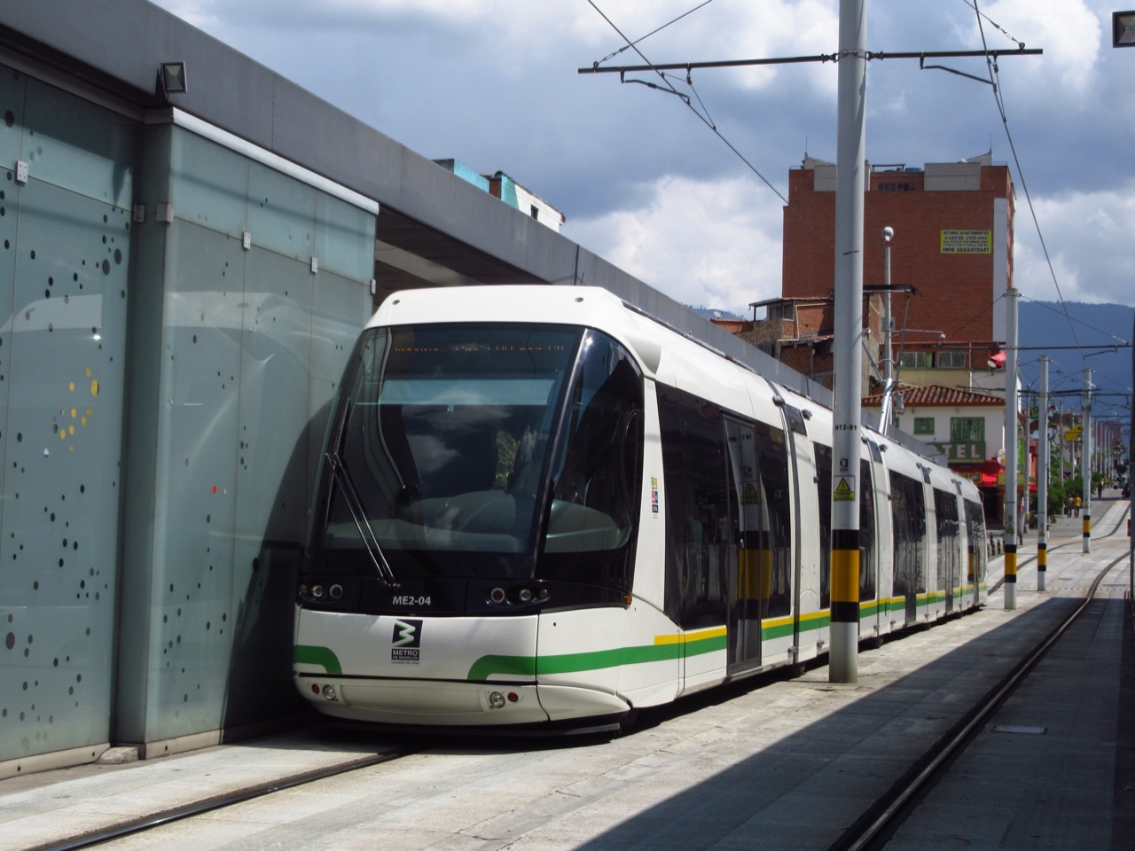 Tranvía en la estación Bicentenario, avenida Ayacucho, Medellín